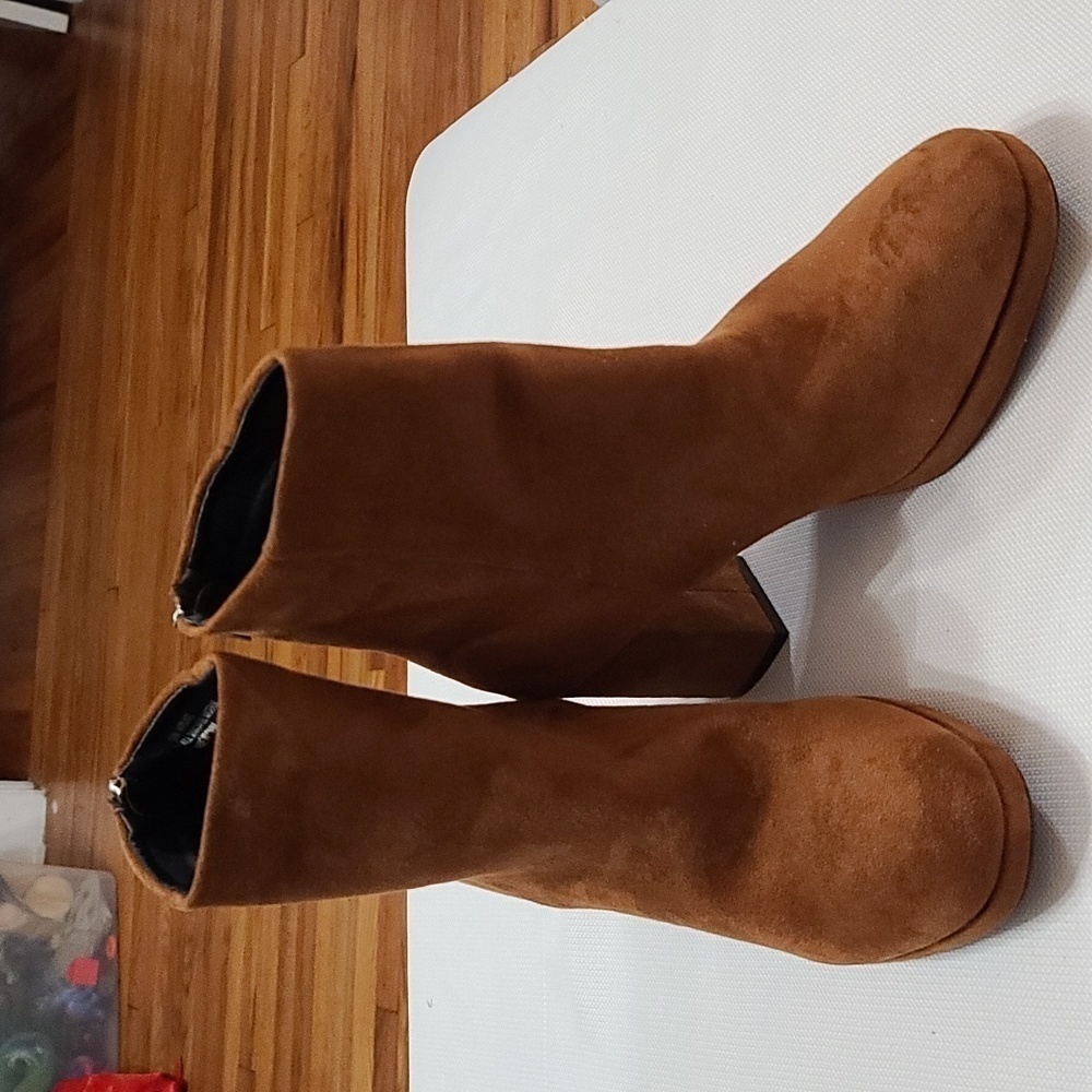 NWOT? C Comfort Womens Fau‎ Suede Ankle Boots Caramel Brown Heeled Zips Sz 10.